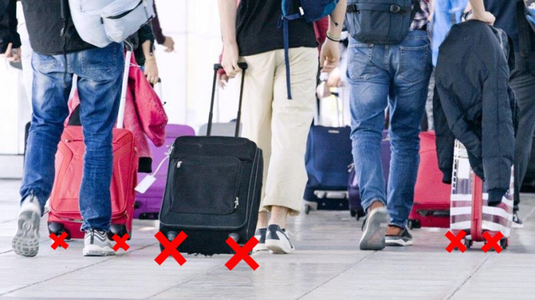 Plastic wieltjes onder je koffer zijn verboden op vliegveld Eelde (Rechten: Groningen Airport Eelde)