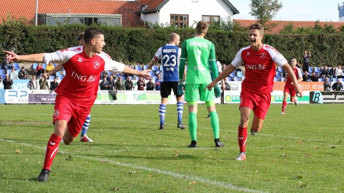 Tim de Winter (links) heeft gescoord voor GOES tegen ADO'20