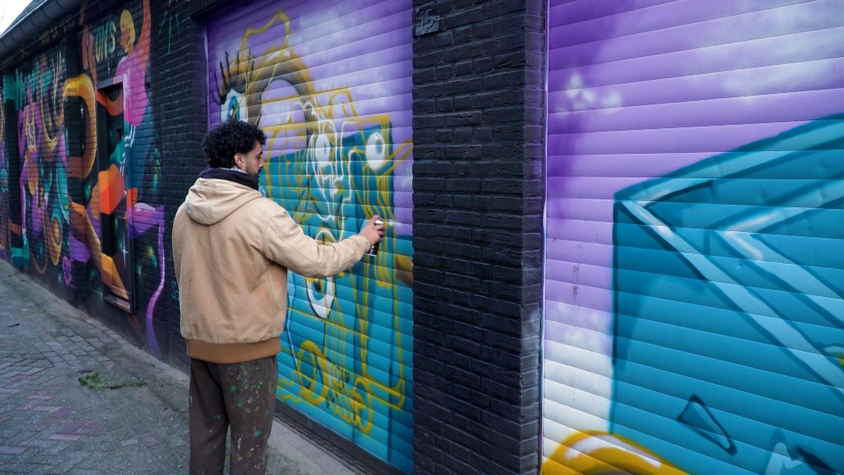 Munir maakt grootse verticale stadsverhalen met verf en videoprojectie