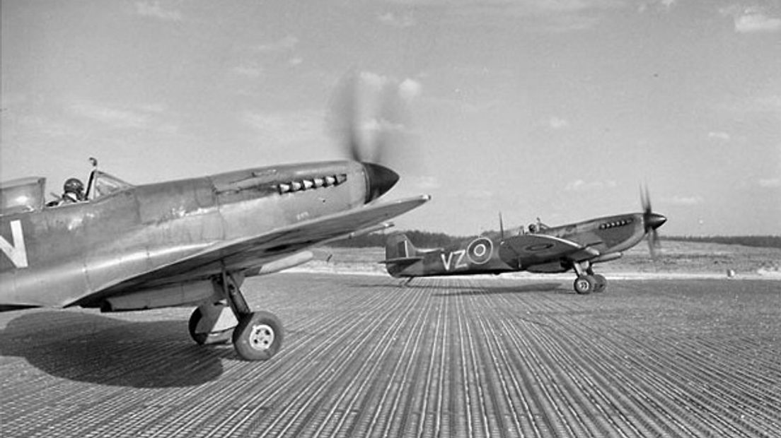 Spitfires op vliegveld Heesch