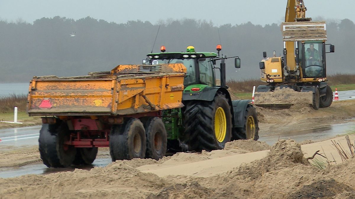 Brouwersdam deels afgesloten door stuifzand op de weg