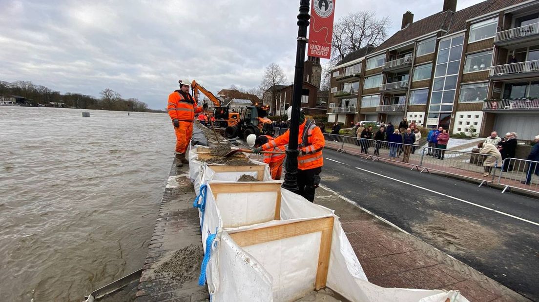 Deventer plaatst zandzakken om het stijgende water van de IJssel tegen te houden
