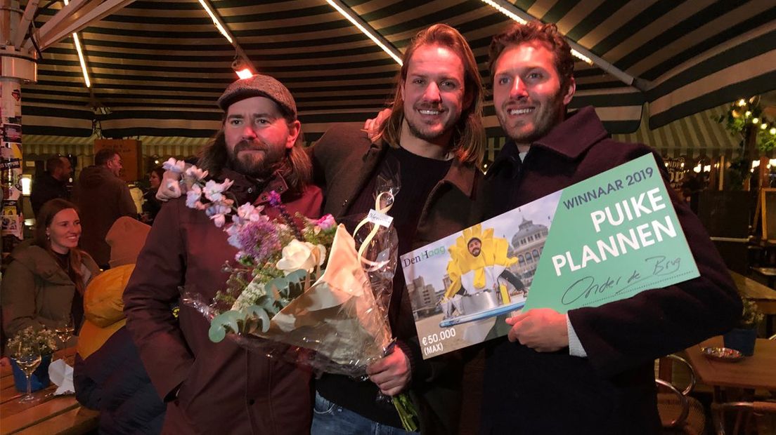 Yaron Menneken (midden), winnaar van de Haagse prijs Puike Plannen. 