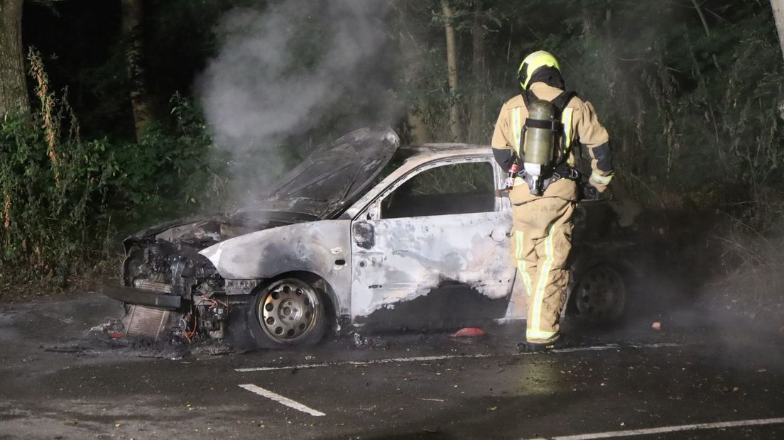 De brandweer kon de auto niet meer redden