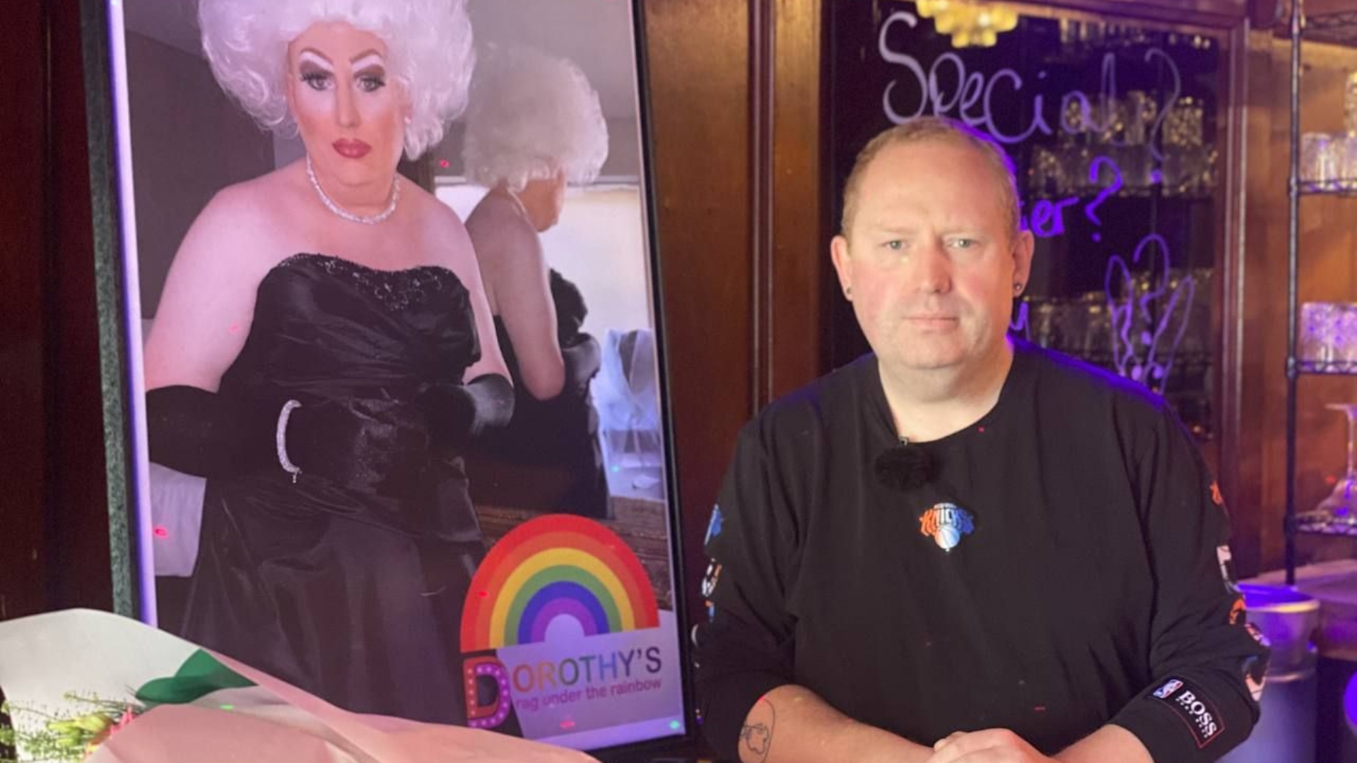 Bar in Groningen looft beloning uit na belagen duo met regenboogvlag
