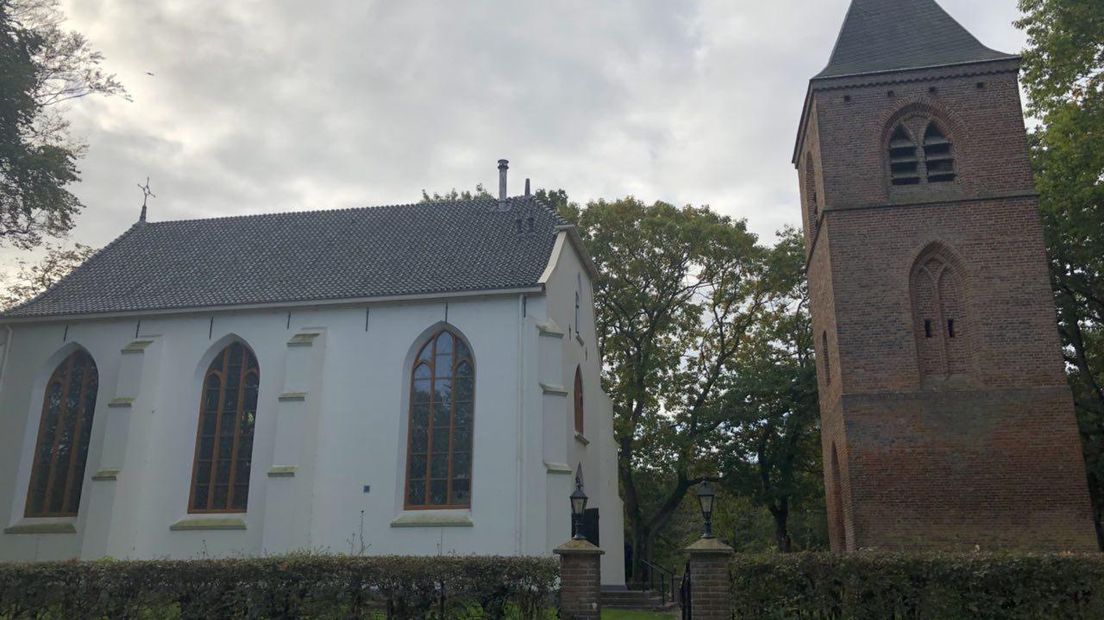 De toren van de kerk in Oosterhesselen staat los van het kerkgebouw (Rechten: Ineke Kemper/RTV Drenthe)