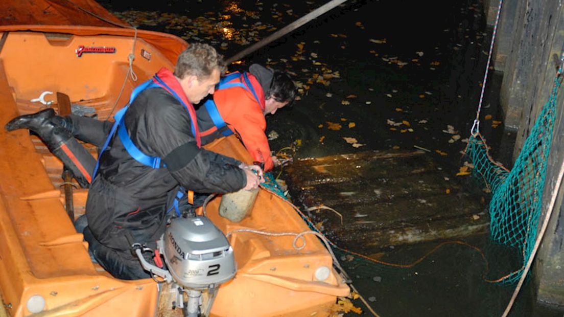 Brandweer vist vat uit Twentekanaal