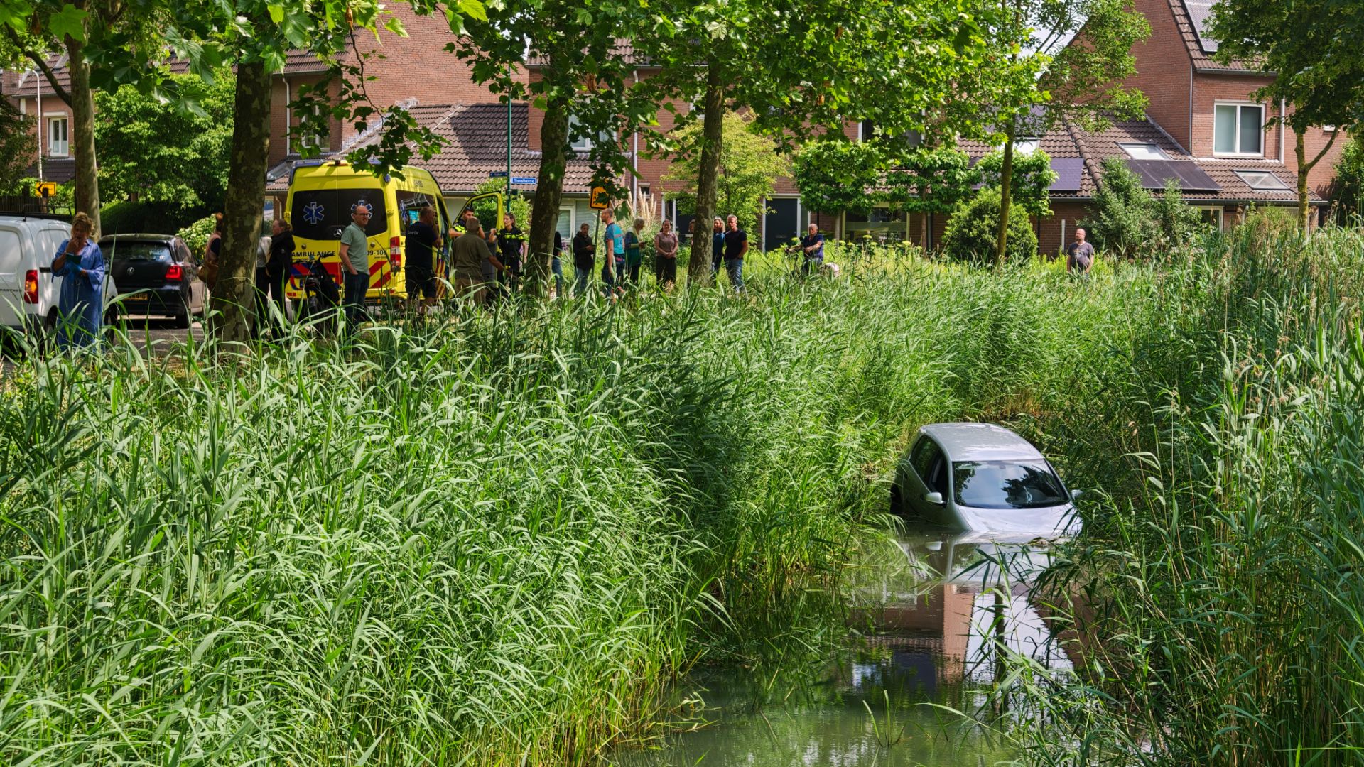 Auto belandt in sloot in Houten