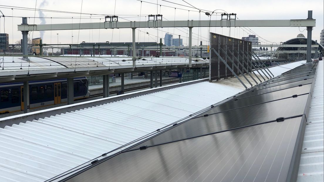 Zonnepanelen op een van de overkappingen van station Zwolle