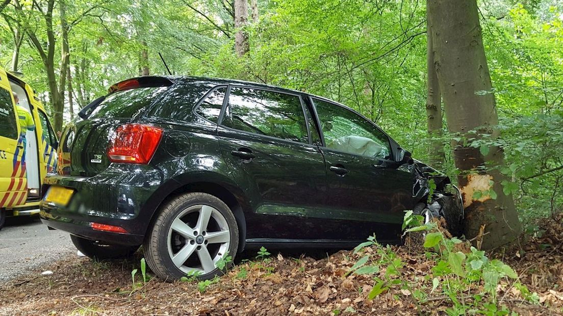 Auto rijdt tegen boom in Rijssen