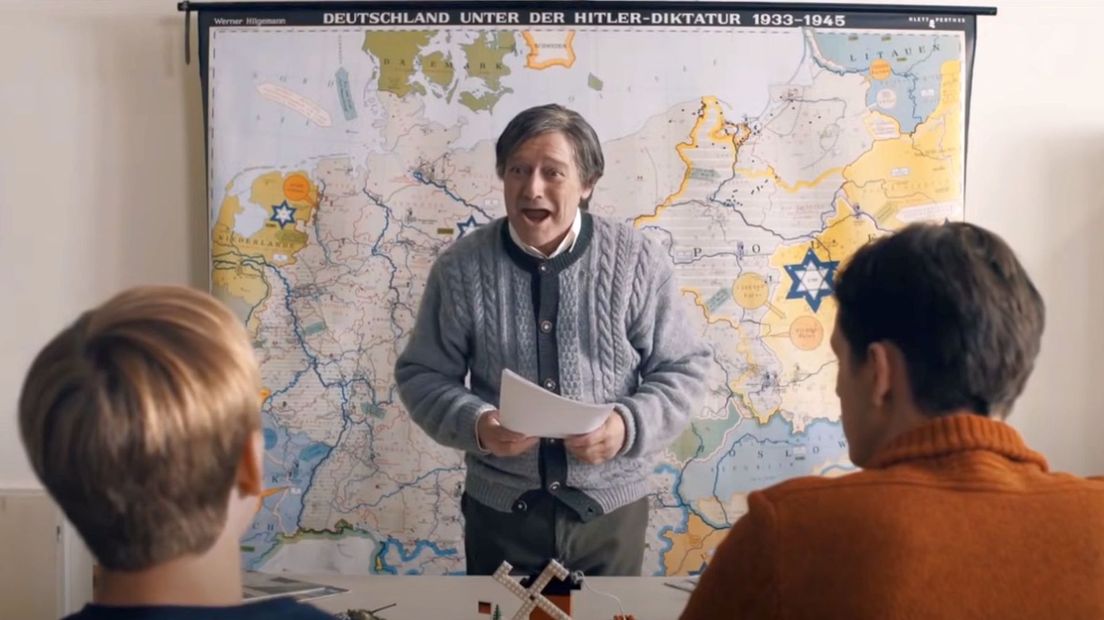 Acteur Pierre Bokma als meester Heydrich in het absurdistische tv-programma Rundfunk.