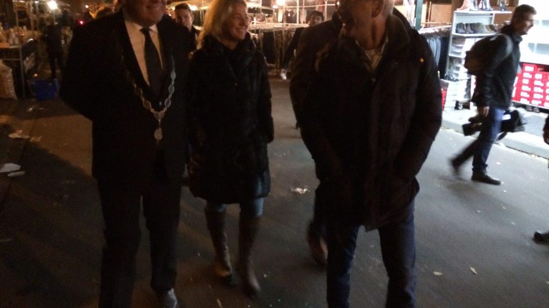 Burgemeester Marcel Thijsen wandelt over de markt (Rechten: Jeroen Kelderman/RTV Drenthe)