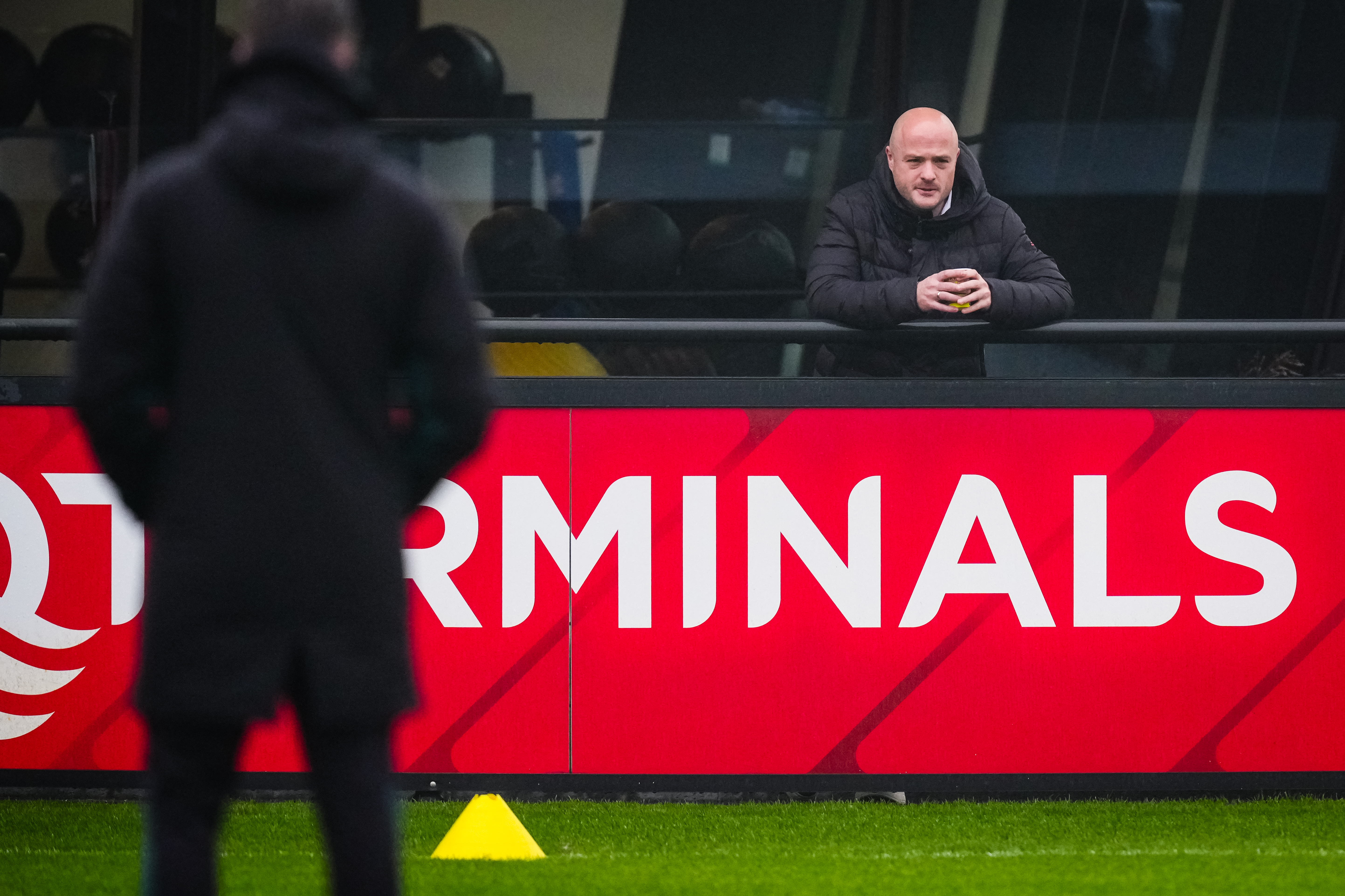Technisch manager Mark Ruijl langs het trainingsveld bij Feyenoord