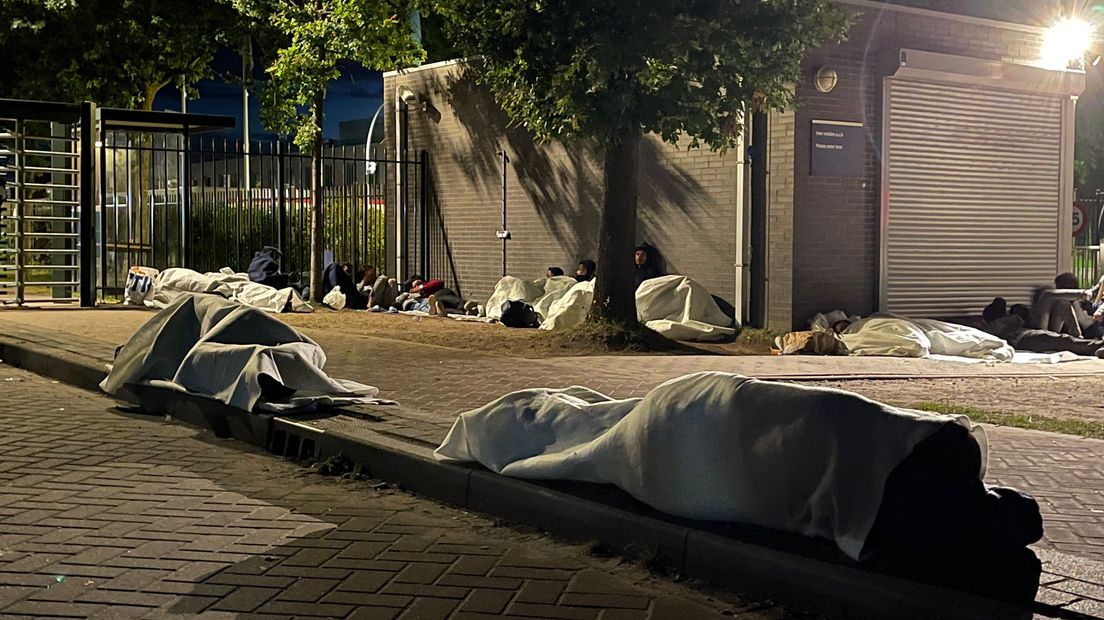 Opnieuw slapen tientallen asielzoekers buiten in Ter Apel