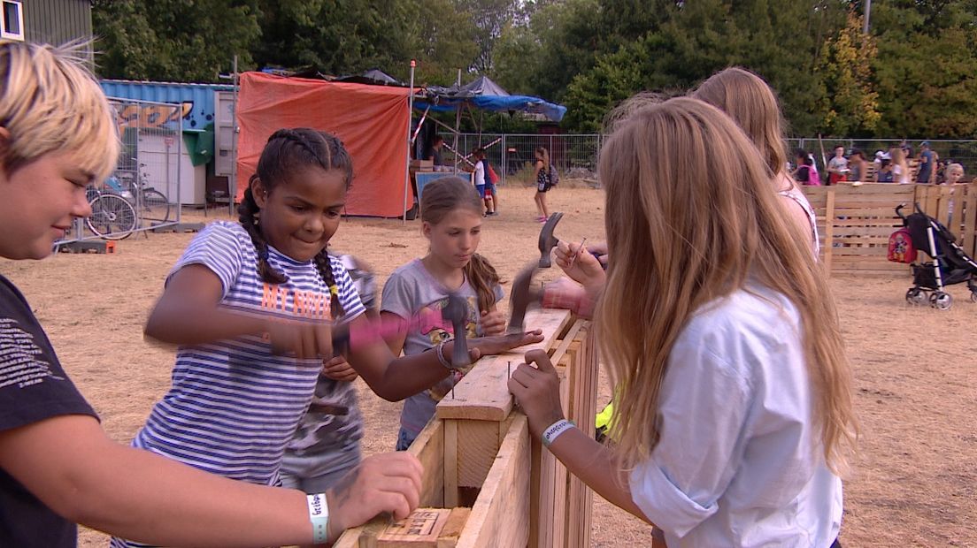 Kinderen timmeren er een week lang op los