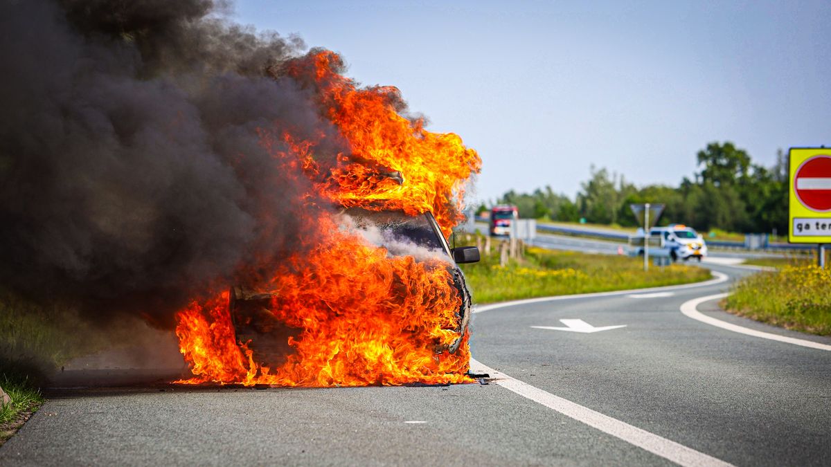 Auto uitgebrand bij Wijnjewoude | Ongeluk tussen meerdere auto's op Brédyk bij Jelsum