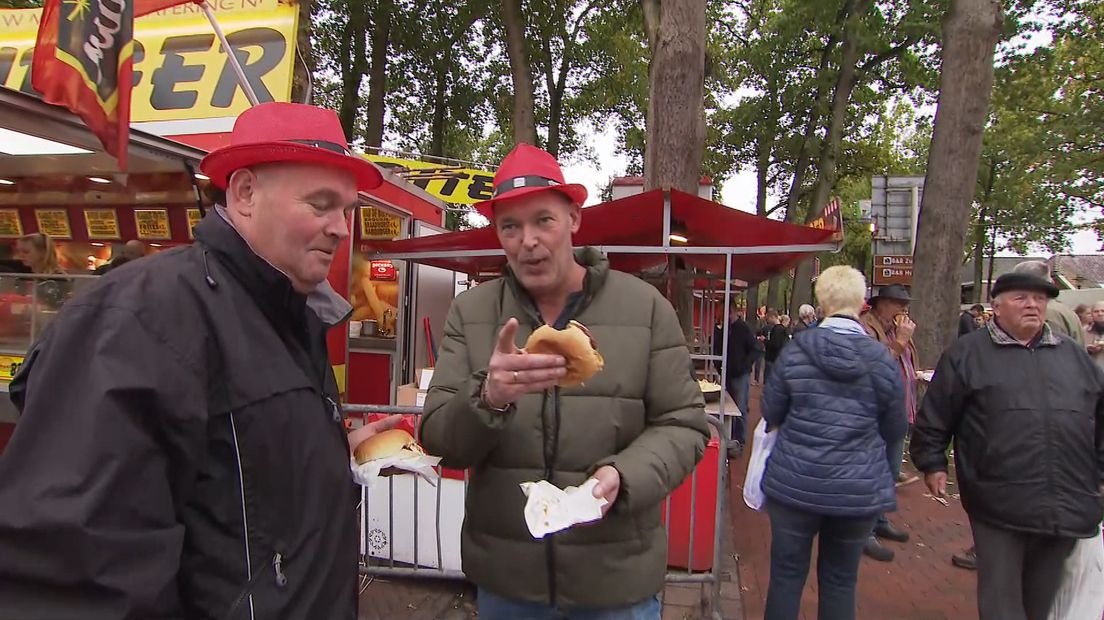 Twee vaste bezoekers met een verhaal over 'paarden' (Rechten: RTV Drenthe)