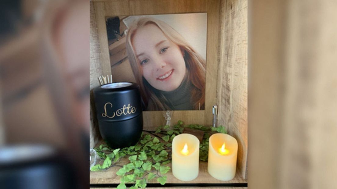 Het herdenkingshoekje voor Lotte in de woonkamer van de familie.