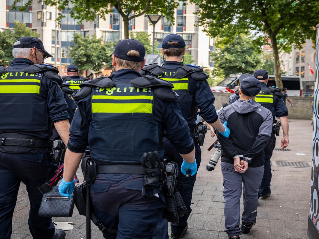 Een gearresteerde wordt afgevoerd