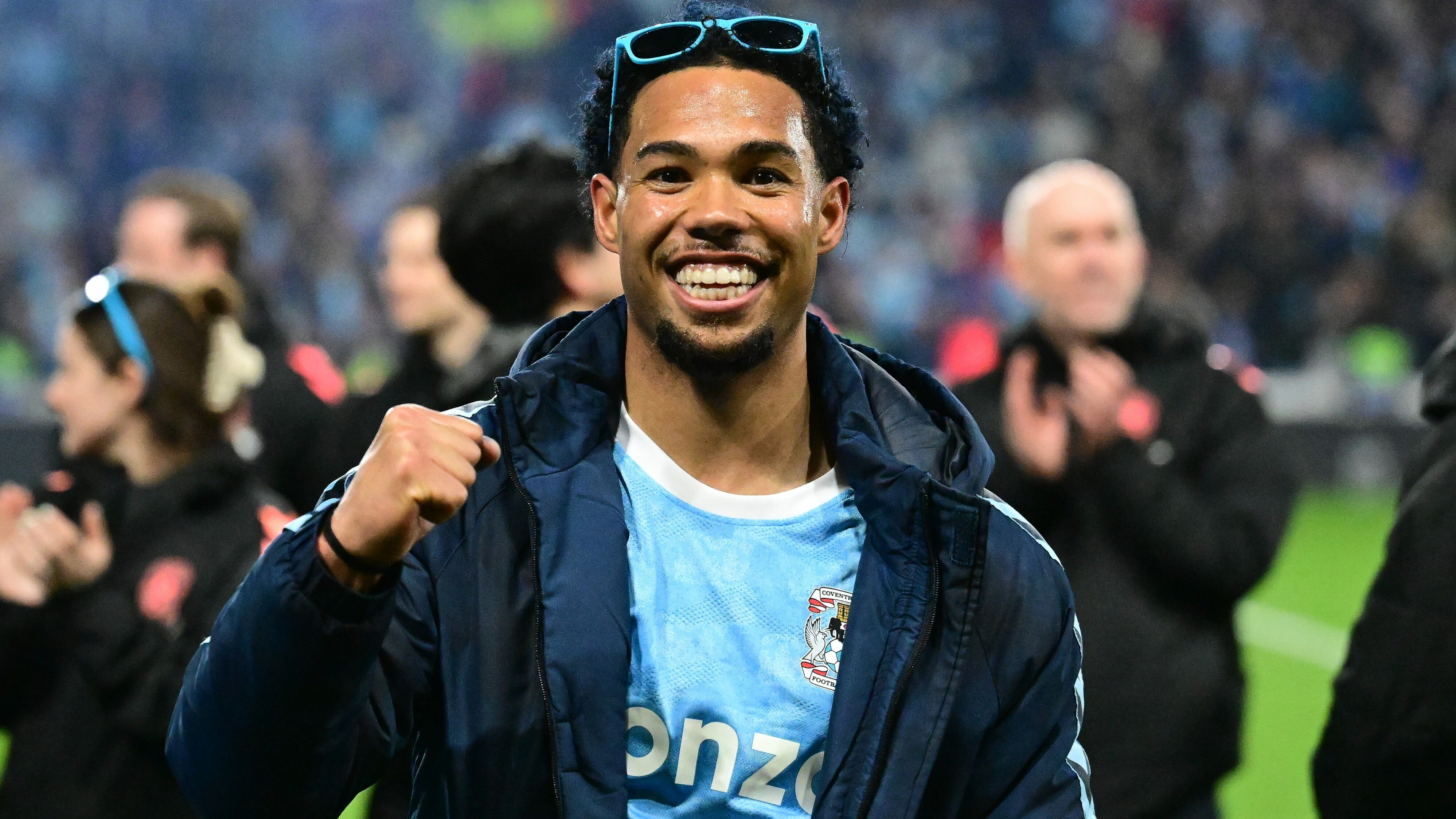 Milan van Ewijk viert het kampioenschap van Coventry City