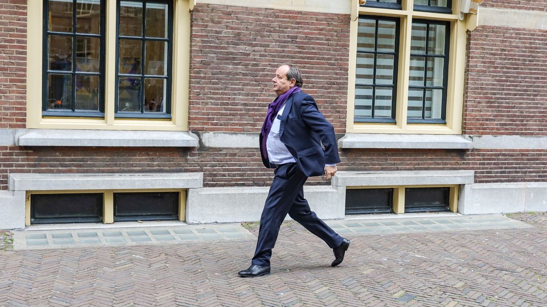 Staatssecretaris Vijlbrief op weg naar de ministerraad in Den Haag