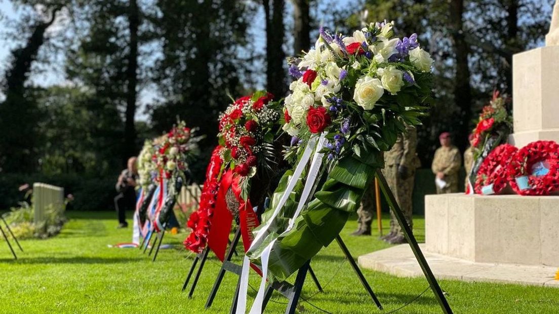 Kransen bij de herdenking Airborne-begraafplaats
