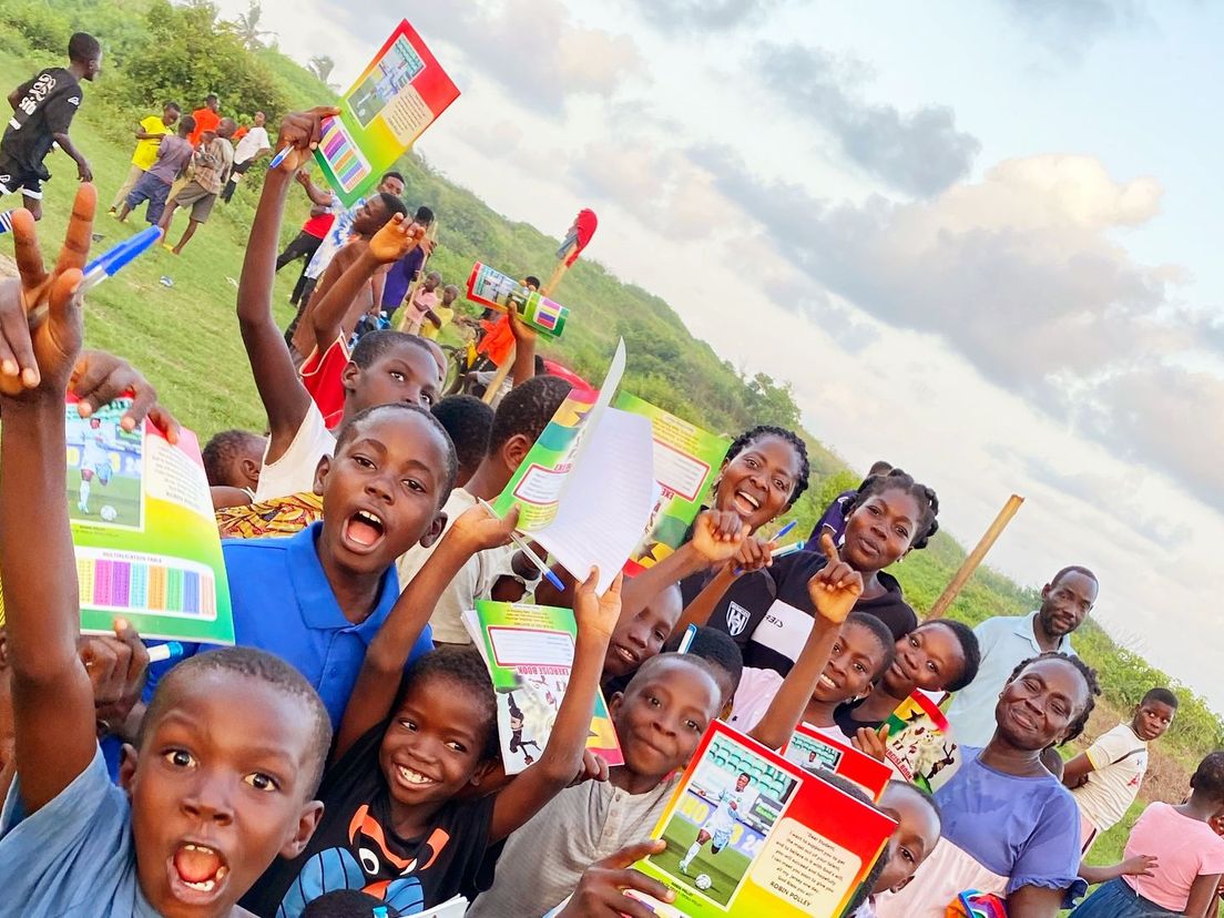 De Ghanese kinderen zijn erg blij met de spullen van Robin Polley