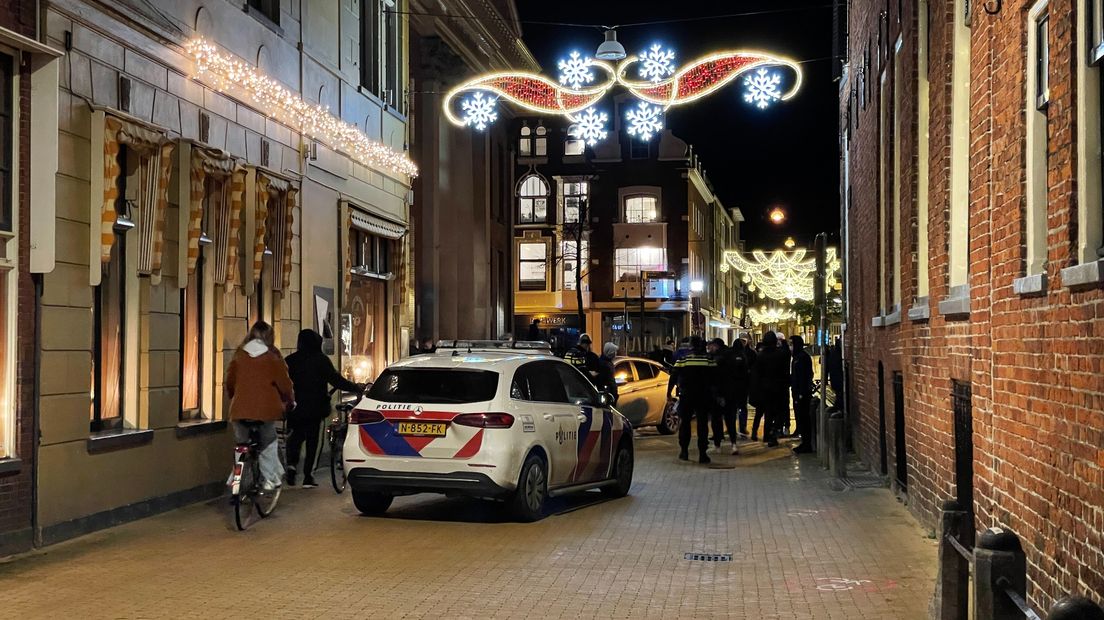 De politie spreekt jongeren aan in het stadscentrum