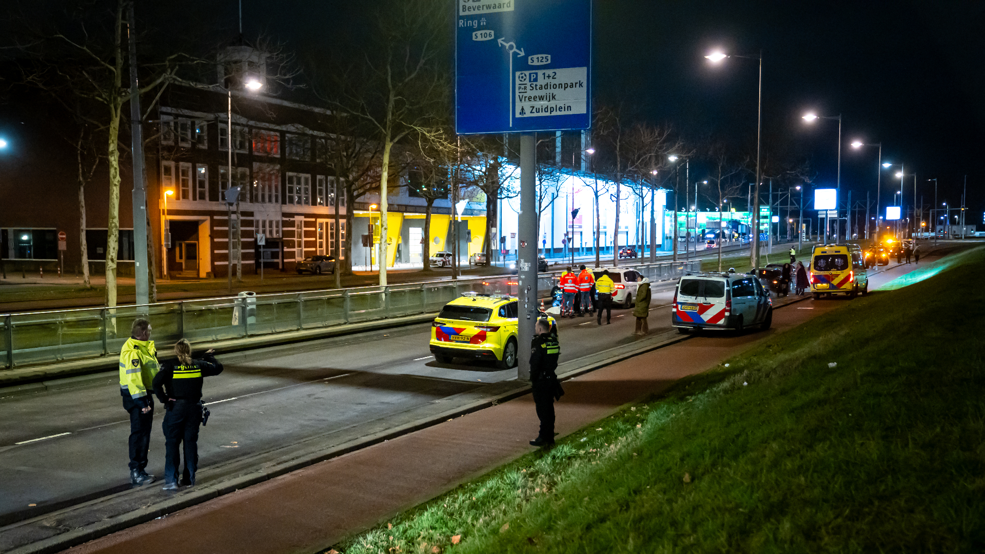 De man werd gevonden bij een oversteekplaats tussen Pathé en De Kuip.