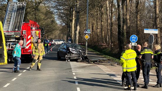 Automobilist bekneld bij zwaar ongeluk. Automobilist bekneld bij zwaar ongeluk.