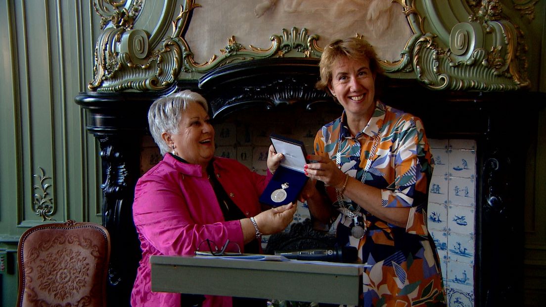 Ardi Zweedijk-Creemers ontvangt namens het Vrouwengilde Goes de Koninklijke erepenning