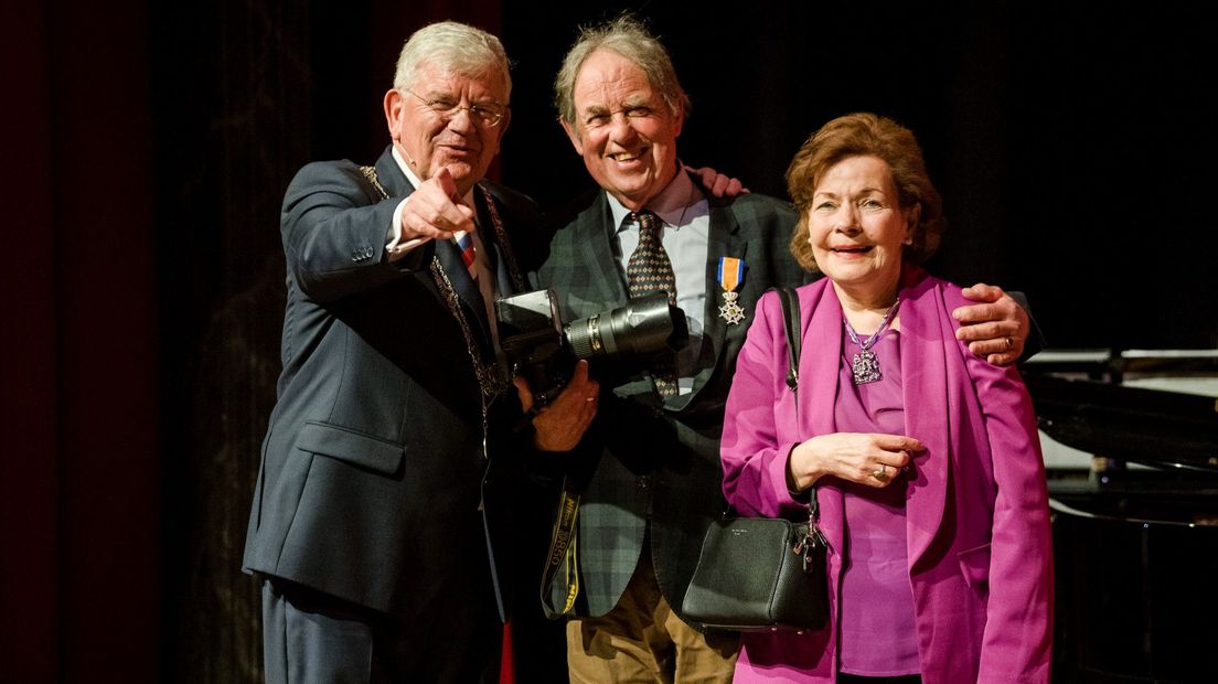 Burgemeester Jan van Zanen samen met Jos van Leeuwen en diens vrouw Marianne