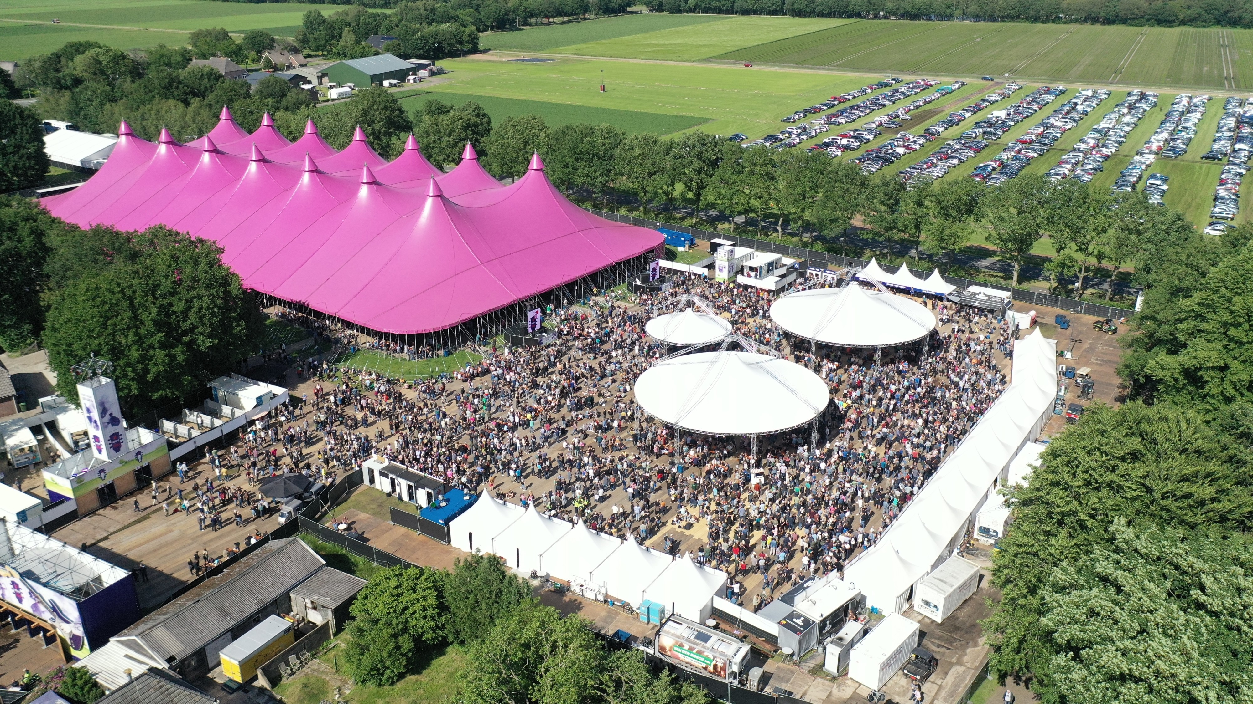 De kenmerkende roze tent wordt voor een andere variant vervangen