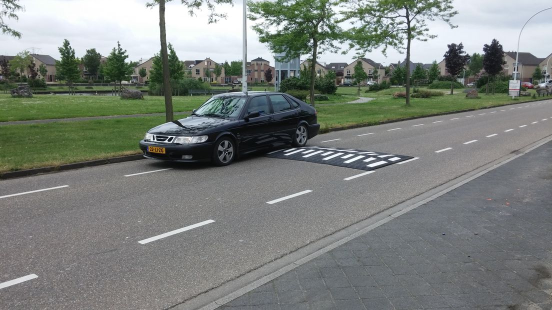 Ze vroegen al heel lang om verkeersdrempels, de bewoners van de wijk Kerkeveld in Wijchen. Ze waren het zat dat er dagelijks veel te hard wordt gereden door hun straat. Uiteindelijk zijn de drempels aangelegd, maar nu is de buurt nog niet tevreden. Waarom? De drempels zijn te hoog.