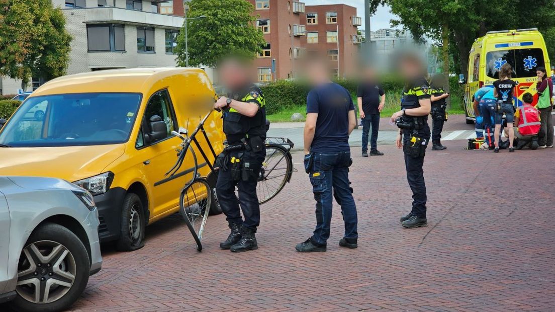 Politieagenten op de plek van het ongeval.