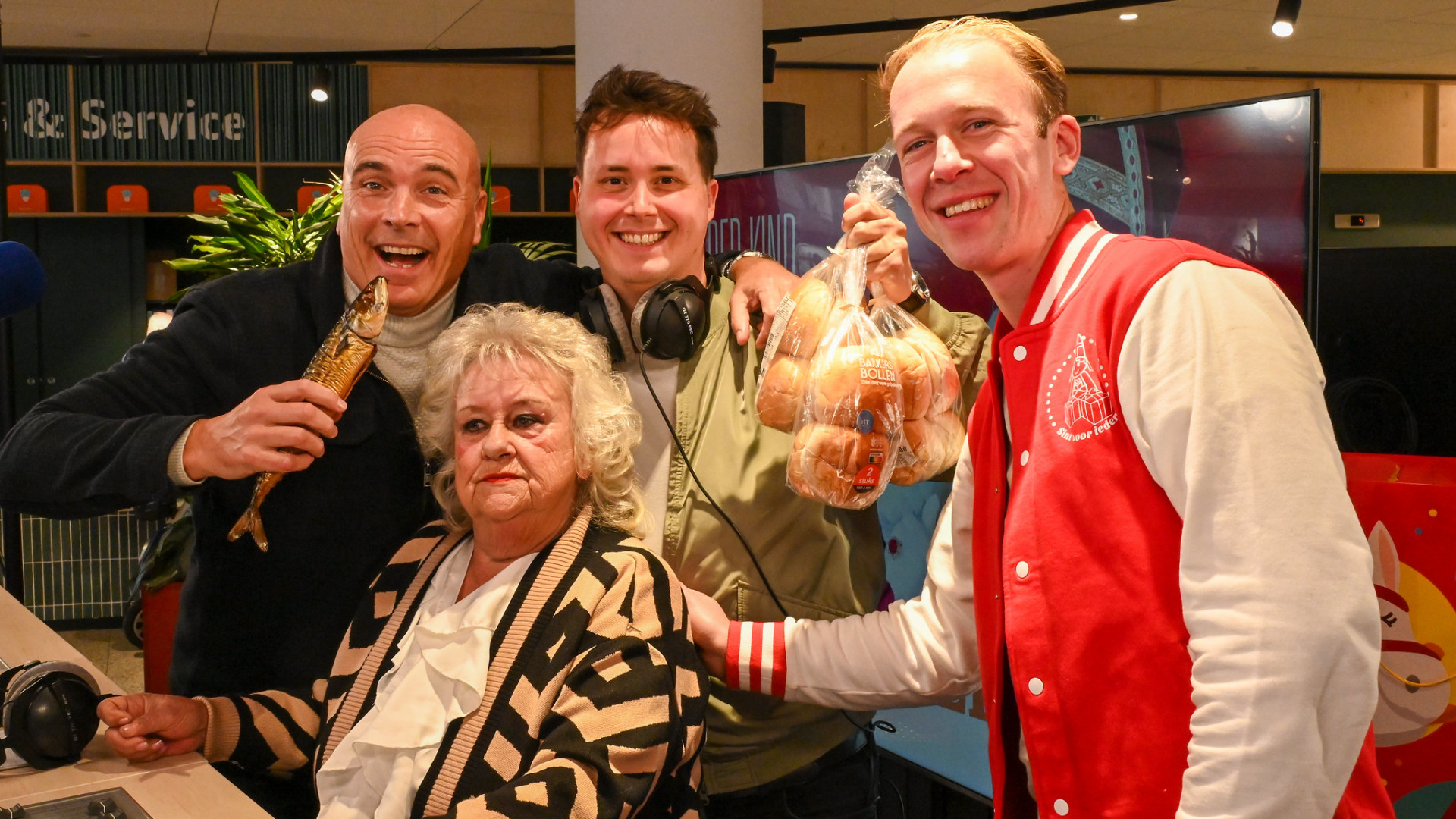 Menno, Bob en Pim met toiletjuffrouw Joke en haar makreel