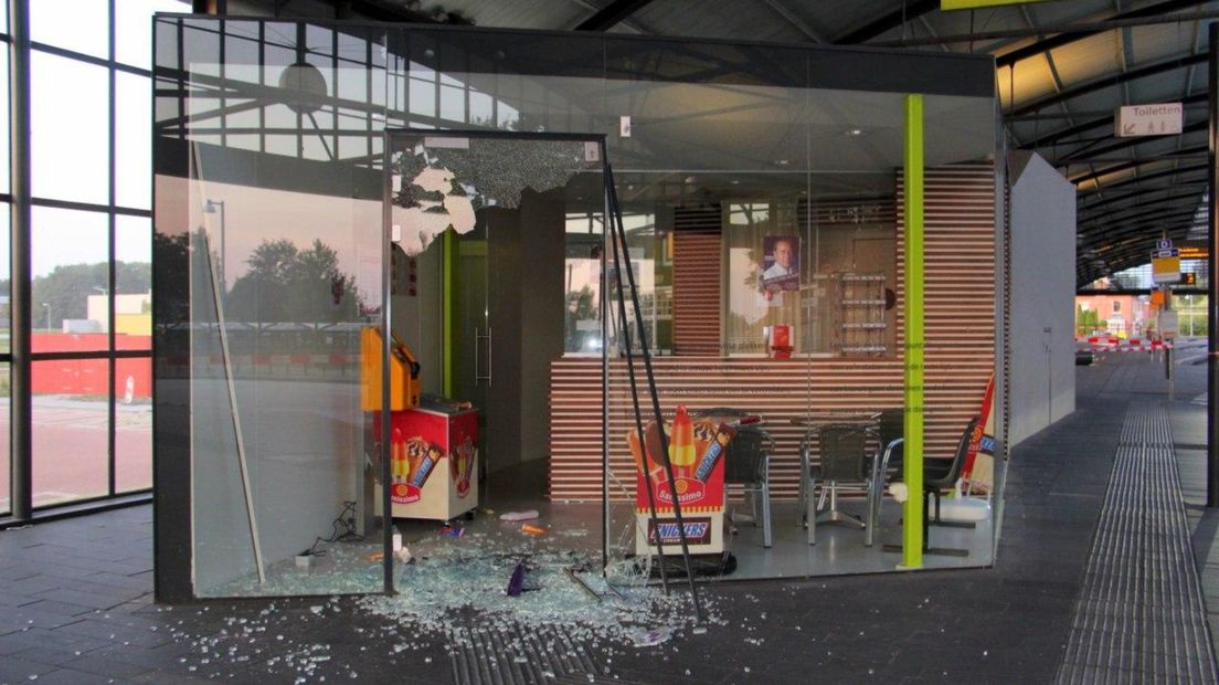 Bij de tweede inbraak in de kiosk werd ook de glazen pui vernield.