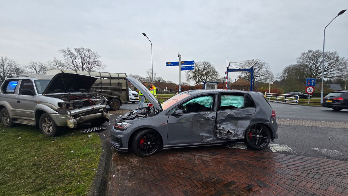 Auto met veetrailer botst op andere auto in Uffelte