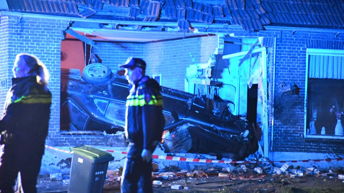 Drie gewonden bij bizar ongeluk in Bergentheim: auto rijdt woning binnen na achtervolging