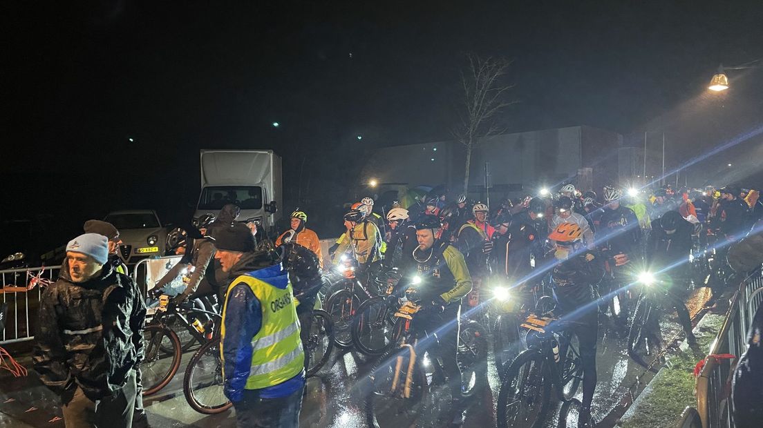 Wind en regen maakten dat deelnemers aan de Drenthe 200 niet bepaald stonden te lachen bij de start in Roden.