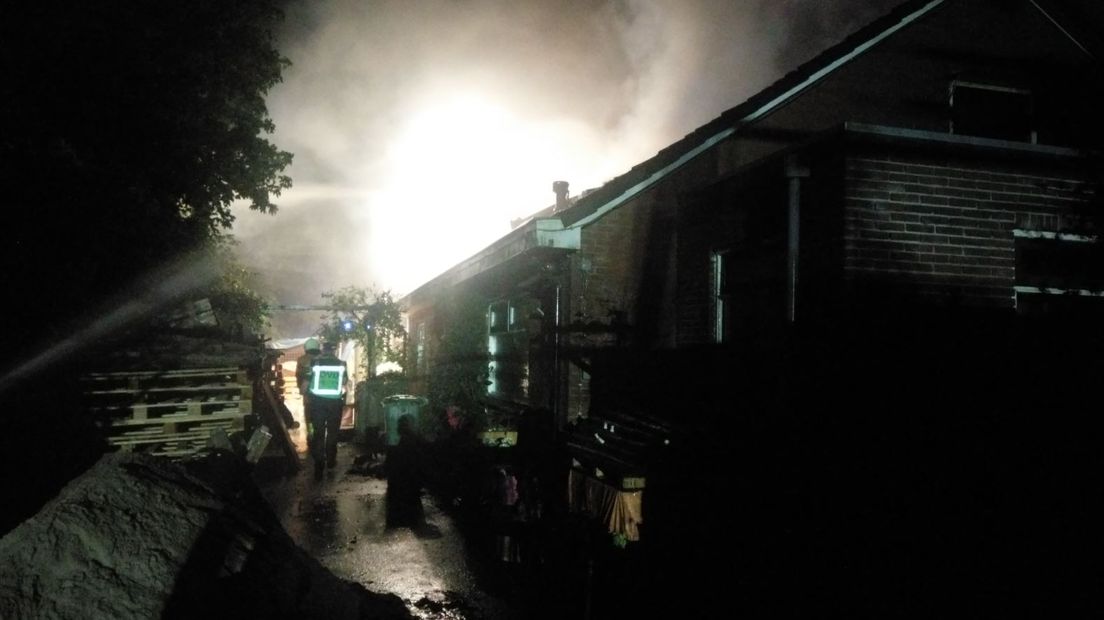 Hulpdiensten hebben in de nacht van dinsdag op woensdag bewoners en huisdieren uit een woonboerderij gehaald bij een brand in Varsselder. De brand richtte grote schade aan.