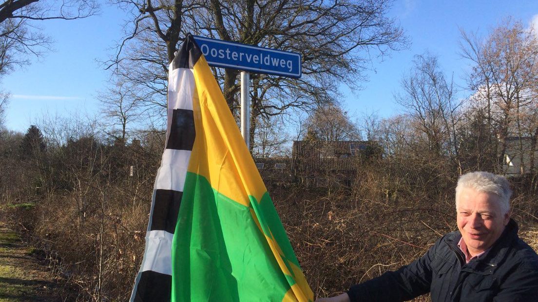 Wethouder Henk Kosters onthult het bordje van de Oosterveldweg, de weg die komt naar de nieuwbouwwijk bij Norg (Rechten: Margriet Benak / RTV Drenthe)