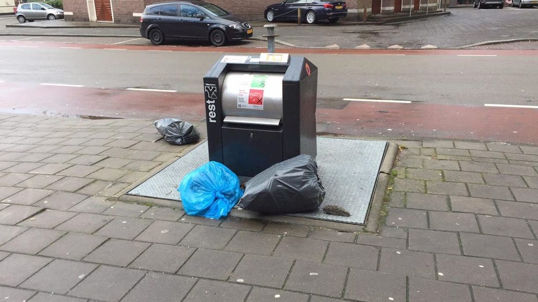 Bij invoeren diftar nog veel vuilniszakken naast containers in Enschede