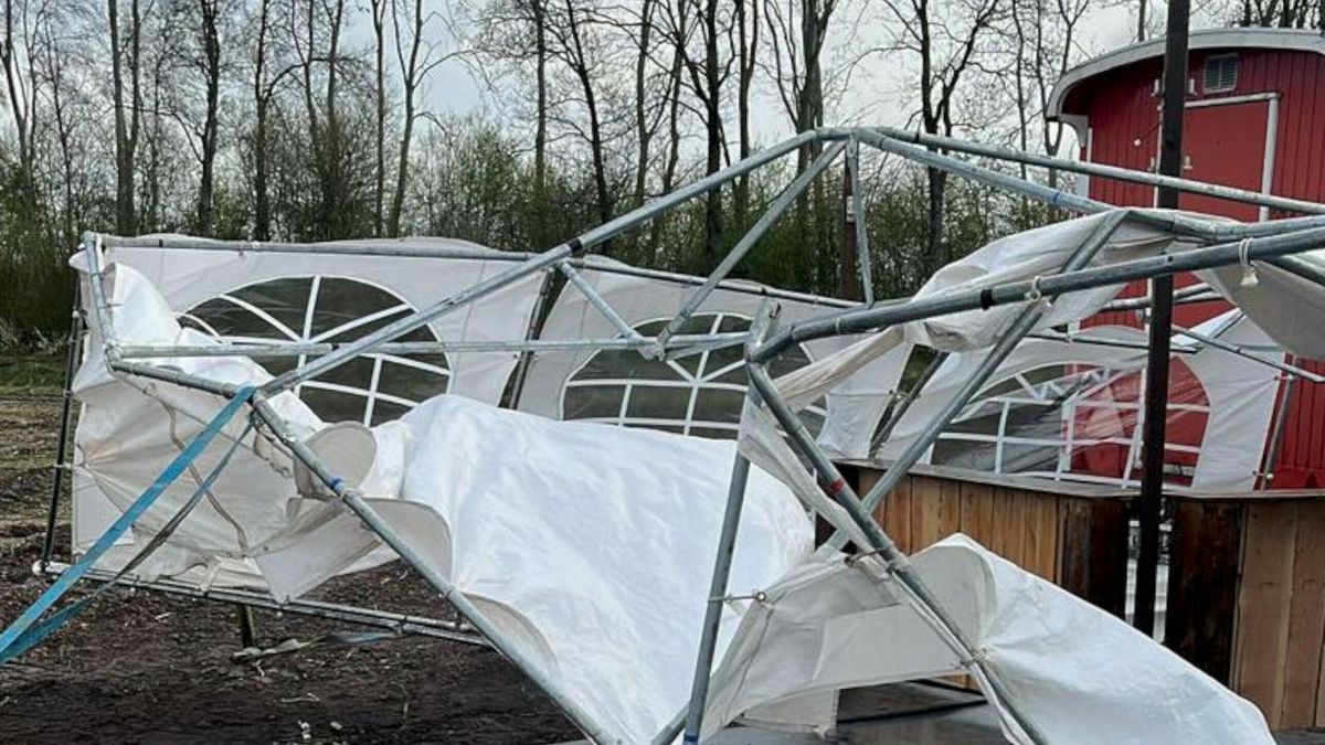 Tent bij paasvuur Annen ingestort door harde wind: 'Compleet naar de gallemiezen'