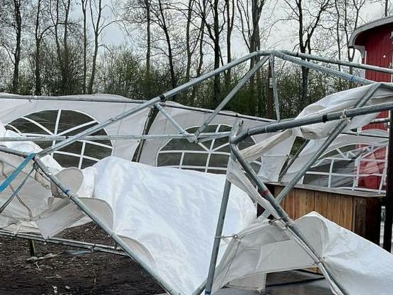 Tent bij paasvuur Annen ingestort door harde wind: 'Compleet naar de gallemiezen'