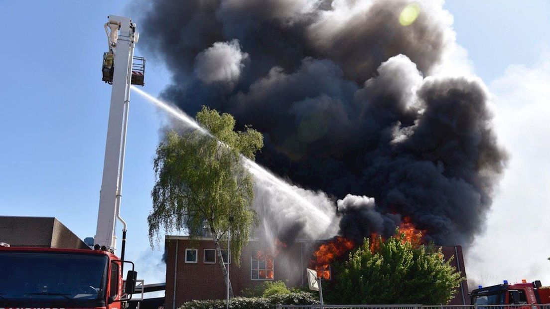 Beelden van de brand in Vroomshoop, eerder vandaag