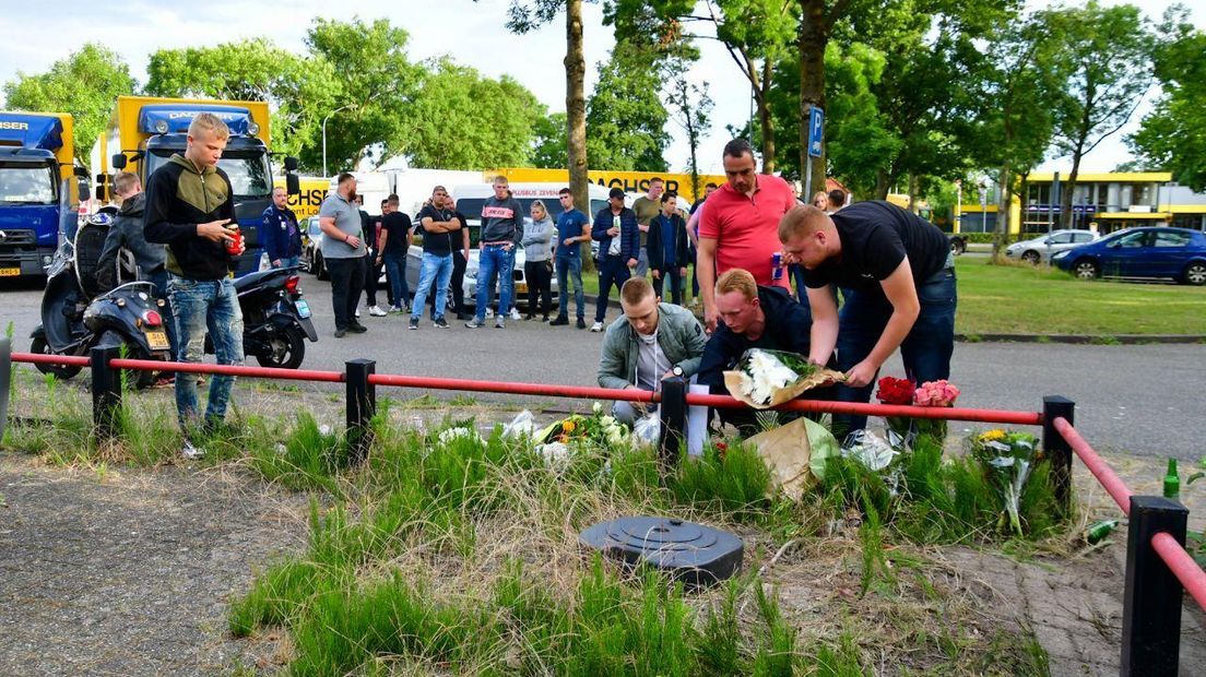 Vrienden leggen bloemen bij de plek van het ongeval.