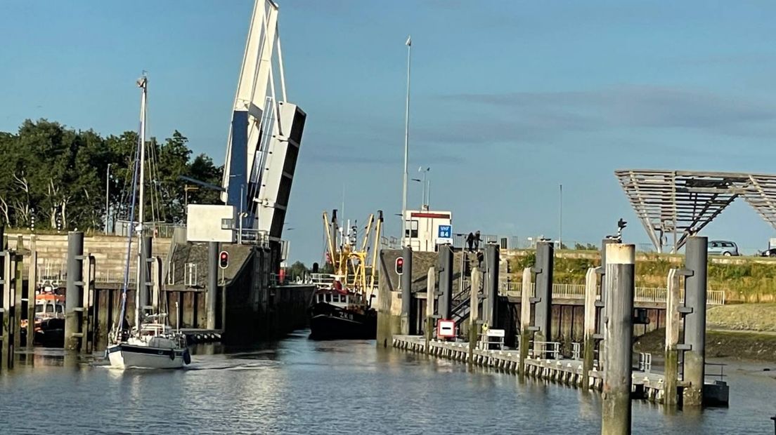 De Lauwersmeerweg is geblokkeerd doordat garnalenvissers onder de geopende brug blijven liggen