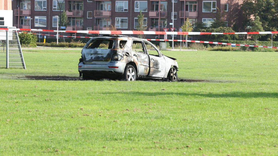 De uitgebrande auto in Almelo