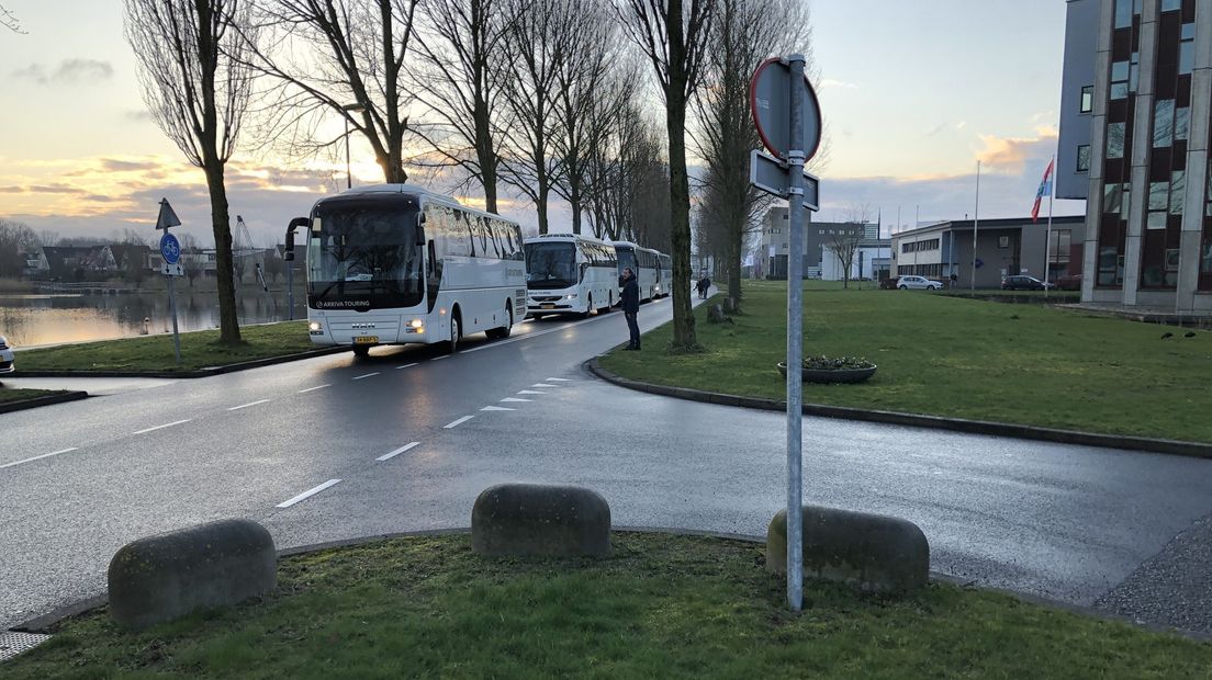 De eerste bussen arriveren bij Kardinge